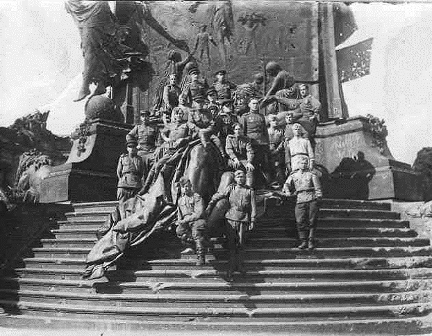 Победители у Рейхстага. Дмитрий Матвеевич  Семиошин самый крайний слева. На обороте надпись: «Берлин 18.09.1945 г.