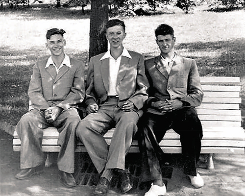 Выпусники школы — друзья на всю жизнь, 1953 г.  Слева направо: В. Николаев, Н. Работнов, В. Лысенко