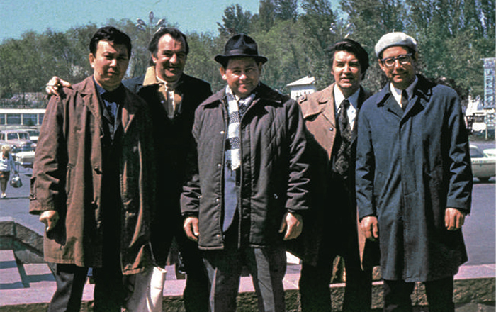 В аэропорту  Алма-Аты, 1975 г. Слева направо: С.Б. Ермагамбетов, Г.Н. Смиренкин, В.Н. Околович, А.В. Игнатюк, ?.