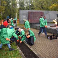 Волонтеры Росатома посадили цветы и деревья в Обнинске.