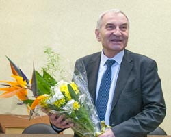 75-летний юбилей отметил доктор физико-математических наук, профессор Анатолий Васильевич Зродников.