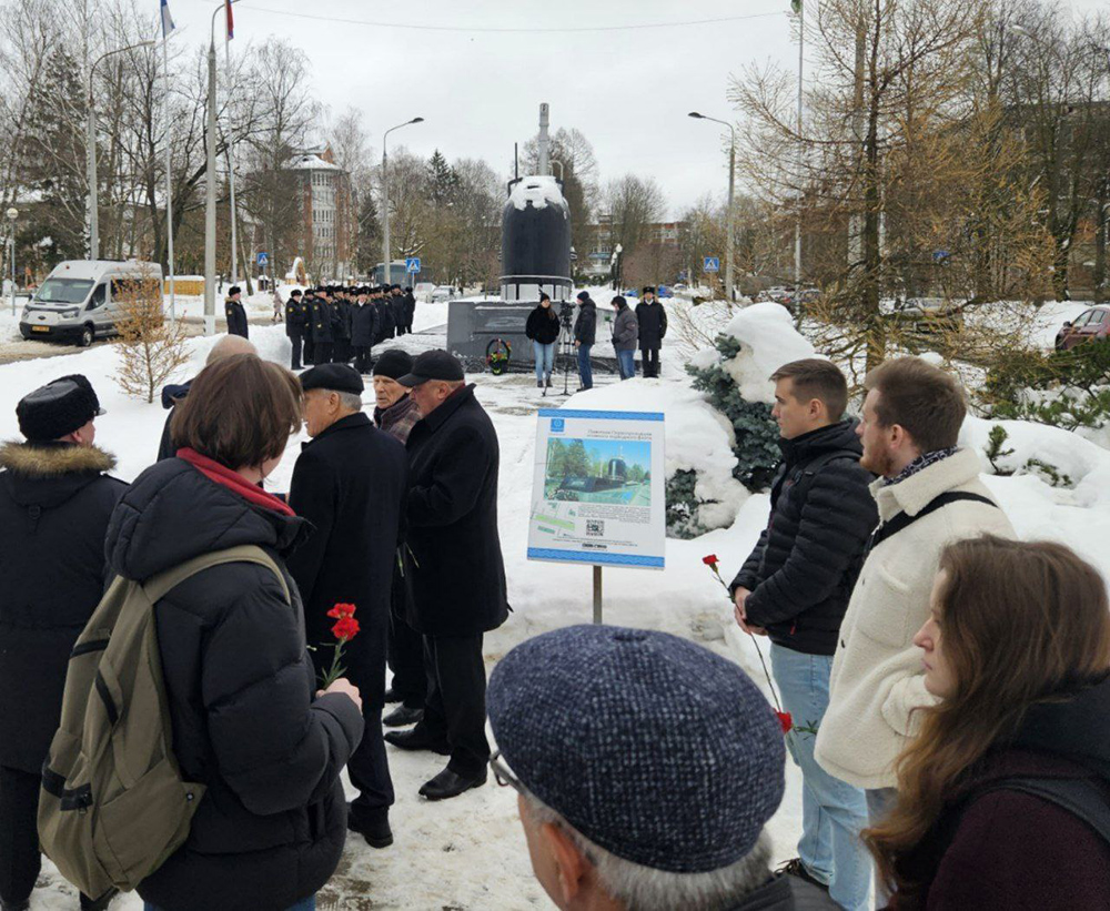 участники возложили цветы к памятнику 1-го командира АПЛ К-3, Героя Советского Союза Л.Г. Осипенко 
