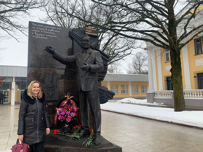 Молодые участники также возложили цветы к памятнику А.И. Лейпунского