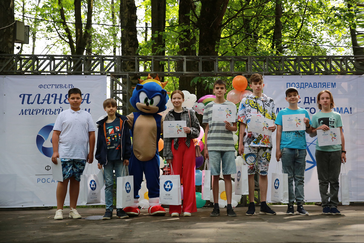 Фестиваль «Планета мирный Атом» прошел в Обнинске. В рамках мероприятия также чествовали финалистов программы «Школьник Росатома — собери портфель пятерок»