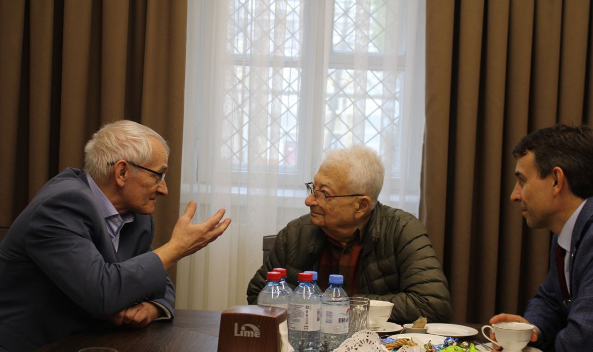 Встреча с человеком‑эпохой – Юрием Цолаковичемвстретили гостя генеральный директор института Андрей Лебезов и главный научный сотрудник по ядерной физике Андрей Говердовский