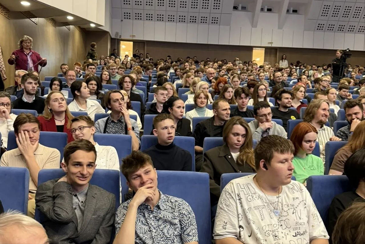 Встреча с человеком‑эпохой – Юрием Цолаковичем Оганесяном – академиком Российской академии наук (РАН), научным руководителем Лаборатории ядерных реакций им. Г. Н. Флёрова Объединённого института ядерных исследований (ОИЯИ, г. Дубна) прошла в обнинском Доме учёных.